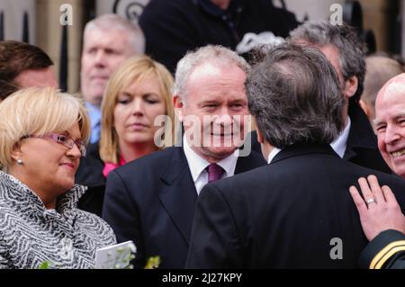 03/03/2011, Belfast, Nordirland. Martin McGuinness (Sinn Fein) und Ruth Patterson (DUP) bei der Beerdigung des Comedians Frank Carson aus Belfast. Stockfoto