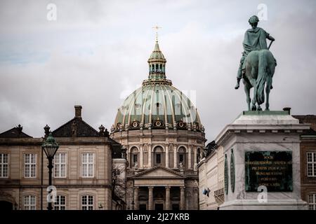 Fotos vom Schloss Amalienborg, der offiziellen königlichen Residenz und dem umliegenden Platz während eines Wachwechsels in Kopenhagen, Dänemark. Stockfoto