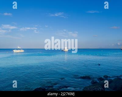 BONAIRE - 6. OKTOBER 2013: Resort Tauchboote in der Bucht verankert Stockfoto