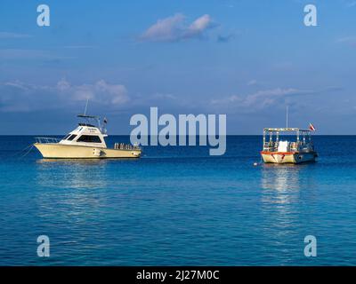 BONAIRE - 6. OKTOBER 2013: Resort Tauchboote in der Bucht verankert Stockfoto
