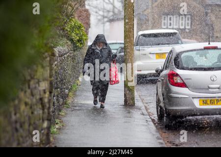 Northowram, Halifax, West Yorkshire, Großbritannien. 30.. März 2022. Wetter in Großbritannien. Schnee fällt im Dorf Northowram in der Nähe von Halifax, West Yorkshire, England, Großbritannien. Kredit: Windmill Images/Alamy Live Nachrichten Stockfoto