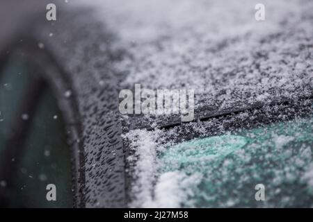 Northowram, Halifax, West Yorkshire, Großbritannien. 30.. März 2022. Wetter in Großbritannien. Schnee fällt im Dorf Northowram in der Nähe von Halifax, West Yorkshire, England, Großbritannien. Kredit: Windmill Images/Alamy Live Nachrichten Stockfoto