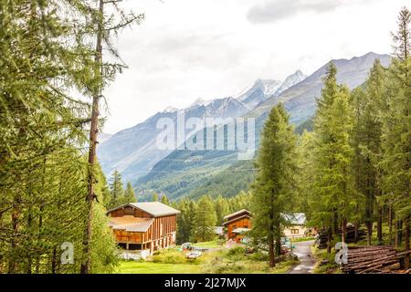Schöne Erkundungstour durch die Berge in der Schweiz. Stockfoto