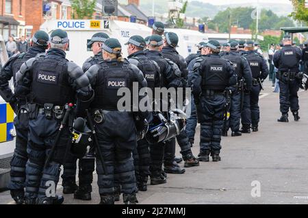 11/08/2012, Belfast, Nordirland. Unterstützungsoffiziere der taktischen Unterstützungseinheit stehen bei Störungen zur Seite, wenn die Parade der Jungen von Derry friedlich vergeht Stockfoto