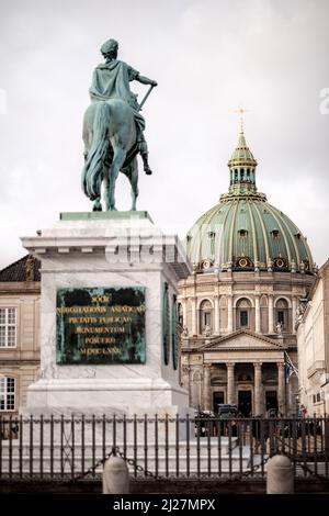 Fotos vom Schloss Amalienborg, der offiziellen königlichen Residenz und dem umliegenden Platz während eines Wachwechsels in Kopenhagen, Dänemark. Stockfoto