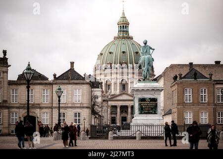 Fotos vom Schloss Amalienborg, der offiziellen königlichen Residenz und dem umliegenden Platz während eines Wachwechsels in Kopenhagen, Dänemark. Stockfoto