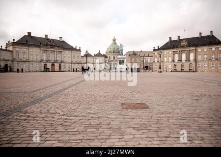 Fotos vom Schloss Amalienborg, der offiziellen königlichen Residenz und dem umliegenden Platz während eines Wachwechsels in Kopenhagen, Dänemark. Stockfoto