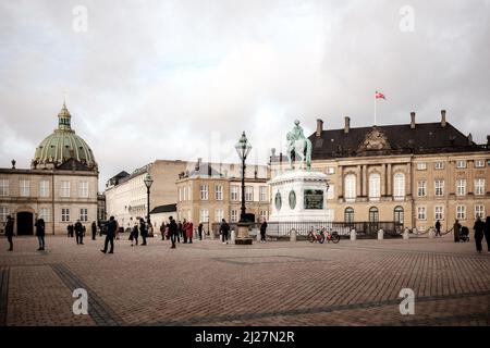 Fotos vom Schloss Amalienborg, der offiziellen königlichen Residenz und dem umliegenden Platz während eines Wachwechsels in Kopenhagen, Dänemark. Stockfoto