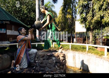 Schöne Ansicht der indischen Mann und Frau Zementskulpturen in Almatti Rock Garten: Almatti-Bagalkot, Karnataka, Indien-Januar 31,2022 Stockfoto