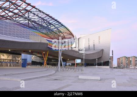 Palacio de Ferias y Congresos de Málaga (Konferenz- und Ausstellungszentrum) modernes Gebäude in der Abenddämmerung in Málaga Andalusien Spanien. Stockfoto