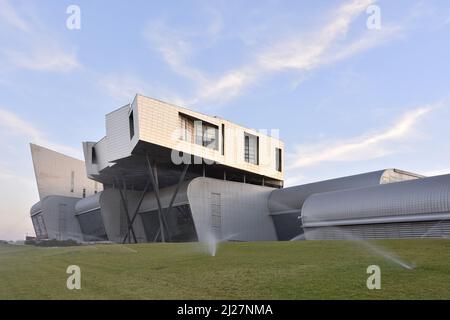 Palacio de Ferias y Congresos de Málaga (Konferenz- und Ausstellungszentrum) modernes Gebäude mit Metallverkleidung in Malaga Andalusien Spanien. Stockfoto