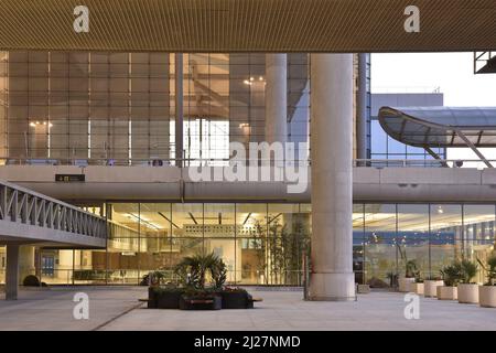 Flughafen Costa del Sol, erhöhte Gehwege und modernes Glasgebäude am Terminal T3 in der Abenddämmerung in Malaga Andalusien Spanien. Stockfoto