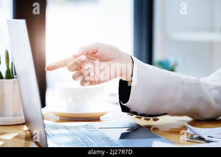 Anlagekonzepte, nutzen Geschäftsfrauen Dokumente und Computer zur Analyse von Aktienmärkten, quantitativer Datenerfassung, Abschlussanalyse Stockfoto