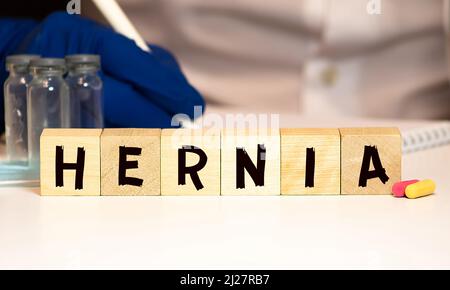 Hernie - Wörter aus Holzblöcken mit Buchstaben, medizinischer Zustand Hernie Konzept, weißer Hintergrund. Stockfoto