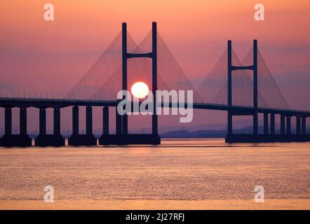 Sonnenuntergang hinter den Stütztürmen der Prince of Wales Bridge, die die Severn-Mündung zwischen England und Wales UK überquert Stockfoto