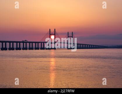 Sonnenuntergang hinter den Stütztürmen der Prince of Wales Bridge, die die Severn-Mündung zwischen England und Wales UK überquert Stockfoto