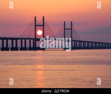 Sonnenuntergang hinter den Stütztürmen der Prince of Wales Bridge, die die Severn-Mündung zwischen England und Wales UK überquert Stockfoto