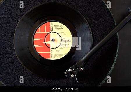 Eine Ansicht der Queen 45rpm Single, Bohemian Rhapsody. Die Platte dreht sich auf einem Plattendeck als Nadel Stockfoto