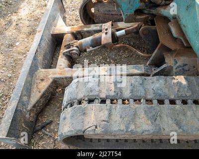 Die Metallklinge der kleinen Ausgrabung für grader den Boden vom Graben und Verlegen von Wasserleitungen im ländlichen Dorf, Vorderansicht mit dem Kopierraum. Stockfoto