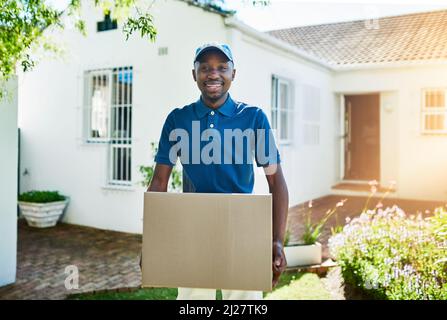 Also auch sammeln. Porträt eines jungen gebliebenen Mannes, der während einer Lieferung ein Paket trägt. Stockfoto