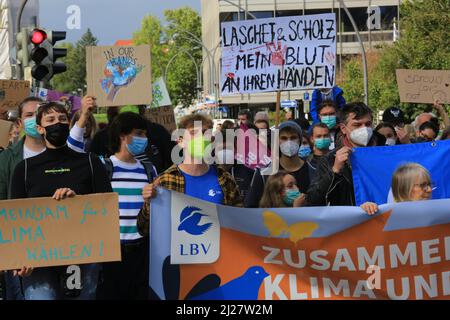 Coburg, Deutschland. 24. September 2016. Während der Demonstration marschierten die Demonstranten mit Plakaten und Transparenten, die ihre Meinung zum Ausdruck brachten.Im Rahmen des weltweiten Klimastreiks fand In Coburg eine Veranstaltung für die Zukunft am Freitag statt. Demonstranten marschierten vom Hauptbahnhof auf einen Platz im Stadtzentrum und forderten weitere und schnellere Maßnahmen gegen die Probleme des Klimawandels. (Bild: © Liam Cleary/SOPA Images via ZUMA Press Wire) Stockfoto