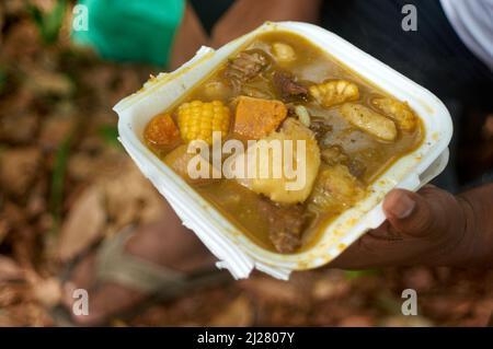 Sancocho kochte am Flussufer Stockfoto