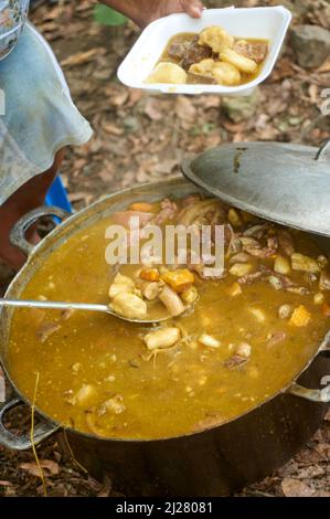 Sancocho kochte am Flussufer Stockfoto