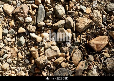 Wunderschöne Felsen am Flussufer Stockfoto
