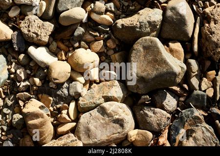 Wunderschöne Felsen am Flussufer Stockfoto