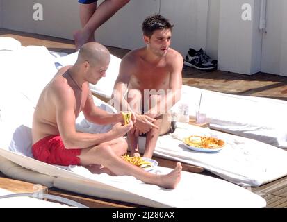 Los Angeles, CA, USA 14 August 2012 DATEI FOTO die gesuchten Bandmitglieder Tom Parker und Max George genießen ihr Mittagessen am Pool. Bild von: Headlinephoto/Alamy Live News Stockfoto