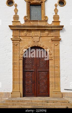 Eine alte hölzerne Bogentür in den Hinterstraßen der spanischen Stadt Estepona an der Costa del Sol Stockfoto