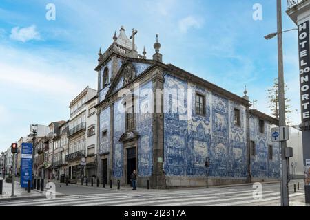 Porto, Portugal. März 2022. Außenansicht der Capela das Almas im Stadtzentrum Stockfoto