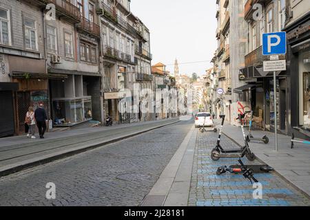 Porto, Portugal. März 2022. Blick auf eine typische Straße im historischen Zentrum der Stadt Stockfoto