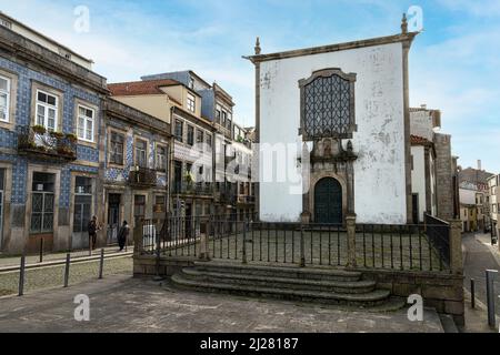 Porto, Portugal. März 2022. Außenansicht der Capela dos Alfaiates im Stadtzentrum Stockfoto