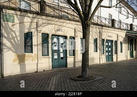 Porto, Portugal. März 2022. Außenansicht der alten öffentlichen Toiletten im Stadtzentrum Stockfoto