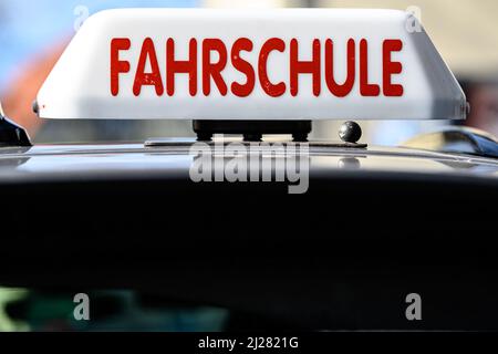 30. März 2022, Niedersachsen, Göttingen: Ein Dachschild mit der Aufschrift „Fahrschule“ ist an einem fahrenden Schulwagen angebracht. Foto: Swen Pförtner/dpa Stockfoto