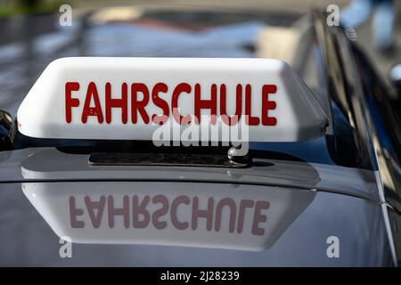 30. März 2022, Niedersachsen, Göttingen: Ein Dachschild mit der Aufschrift „Fahrschule“ ist an einem fahrenden Schulwagen angebracht. Foto: Swen Pförtner/dpa Stockfoto