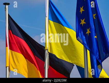 29. März 2022, Brandenburg, Frankfurt (oder): Die Flaggen von Deutschland, der Ukraine und der EU winken im Wind. Foto: Patrick Pleul/dpa-Zentralbild/ZB Stockfoto