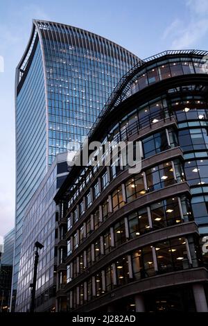 Hochmoderne Wolkenkratzer in Aldgate, London, spiegeln die Wolkenlandschaft der City of London wider Stockfoto