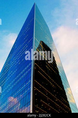 Hochmoderne Wolkenkratzer in Aldgate, London, spiegeln die Wolkenlandschaft der City of London wider Stockfoto