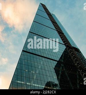 Hochmoderne Wolkenkratzer in Aldgate, London, spiegeln die Wolkenlandschaft der City of London wider Stockfoto