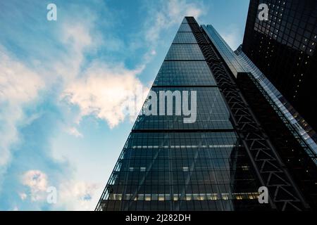 Hochmoderne Wolkenkratzer in Aldgate, London, spiegeln die Wolkenlandschaft der City of London wider Stockfoto