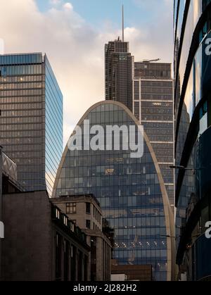 Hochmoderne Wolkenkratzer in Aldgate, London, spiegeln die Wolkenlandschaft der City of London wider Stockfoto