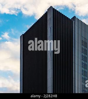 Hochmoderne Wolkenkratzer in Aldgate, London, spiegeln die Wolkenlandschaft der City of London wider Stockfoto