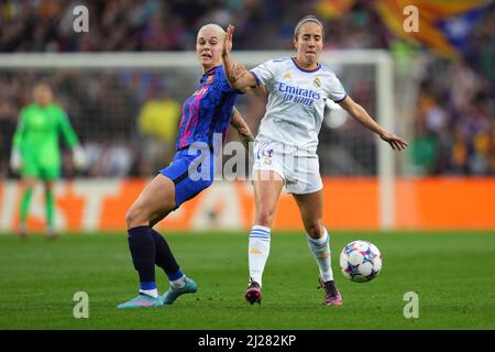 Barcelona, Spanien. 30. März 2022. Maite Oroz von Real Madrid und MAPY Leon vom FC Barcelona während des UEFA Women's Champions League-Spiels zwischen dem FC Barcelona und Real Madrid, das am 30. März 2022 im Stadion Camp Nou in Barcelona, Spanien, ausgetragen wurde. (Foto von Bagu Blanco/PRESSINPHOTO) Credit: PRESSINPHOTO SPORTS AGENCY/Alamy Live News Stockfoto