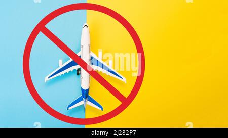 Abstrakte Landebahn mit einem Flugzeugmodell. Vorlage für Werbeflüge. Coronavirus-Pandemie. Einschränkung von Zivilflügen, Annullierung von Flugbewegungen Stockfoto