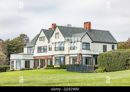 Newport, USA - 23. September 2017: Altes Holzhaus an der Küste von Newpoer, Rhode Island. Stockfoto