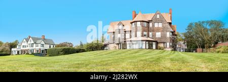 Newport, USA - 23. September 2017: Altes Holzhaus an der Küste von Newport, Rhode Island. Stockfoto