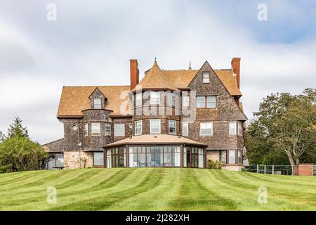 Newport, USA - 23. September 2017: Altes Holzhaus an der Küste von Newpoer, Rhode Island. Stockfoto