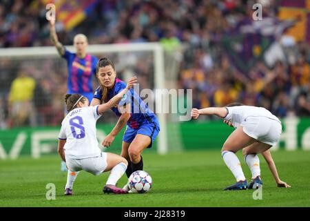 Barcelona, Spanien. 30. März 2022. Claudia Pina vom FC Barcelona und Maite Oroz von Real Madrid während des UEFA Women's Champions League-Spiels zwischen dem FC Barcelona und Real Madrid, das am 30. März 2022 im Stadion Camp Nou in Barcelona, Spanien, ausgetragen wurde. (Foto von Bagu Blanco/PRESSINPHOTO) Credit: PRESSINPHOTO SPORTS AGENCY/Alamy Live News Stockfoto